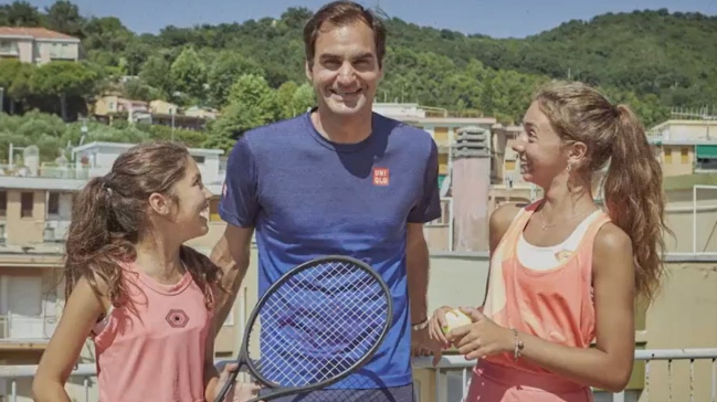 La sorpresiva visita de Federer a dos niñas italianas que jugaban tenis en una terraza en la pandemia