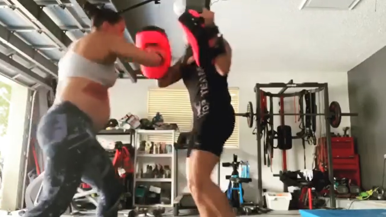 Luchadora de la UFC sorprendió entrenando exigentemente con ocho meses de embarazo