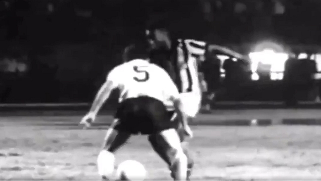 (Copia de) El registro viral de Pelé que demuestra su habilidad para eludir rivales con túneles y sombreros