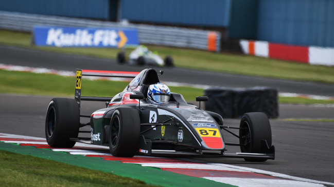 Nicolás Pino obtuvo su primer punto en la Fórmula 4 británica tras finalizar décimo en Donington Park