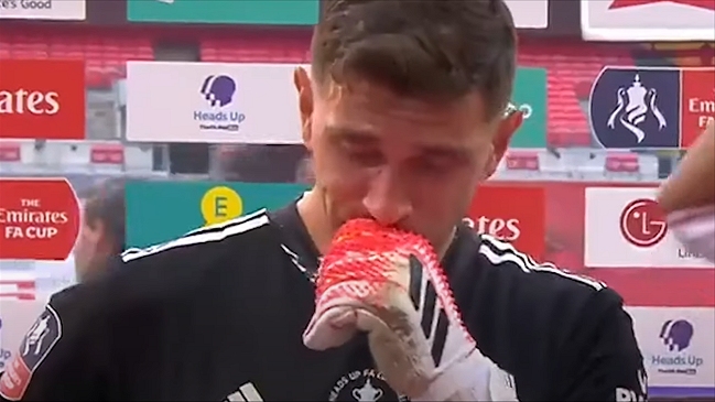 Arquero argentino Emiliano Martínez terminó entre lágrimas tras título de Arsenal