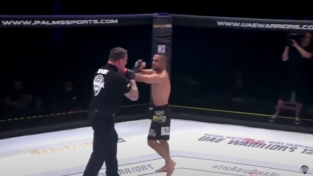 Se descontroló: Peleador de MMA fue descalificado por querer golpear al árbitro