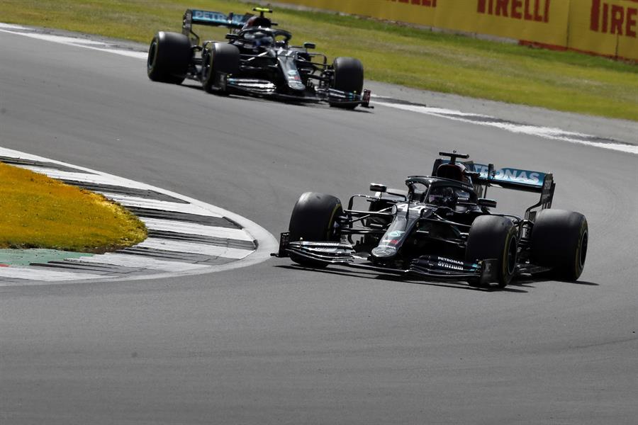 Lewis Hamilton triunfó en Silverstone con un neumático pinchado