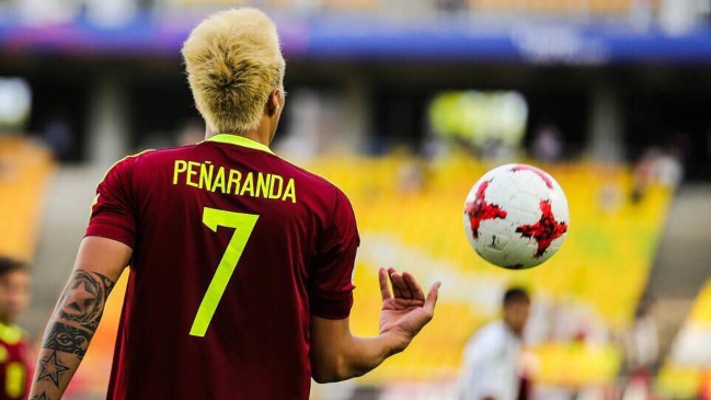 ¡Rodeado de mujeres! La desenfrenada fiesta del venezolano Peñaranda tras descenso de su club