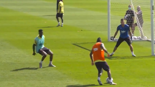 Con túnel al arquero: Arturo Vidal exhibió su eficacia goleadora en práctica de Barcelona