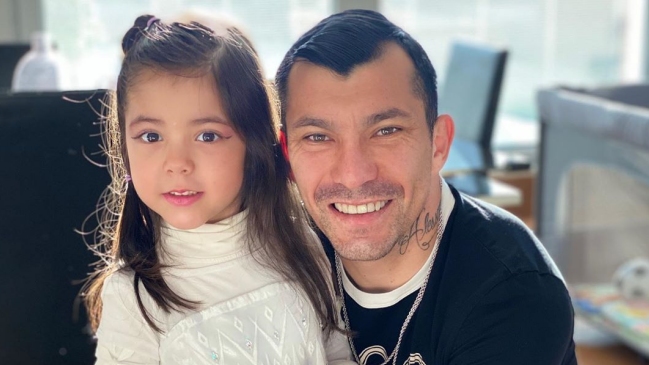 Gary Medel se tatuó un tierno conejo diseñado por su hija