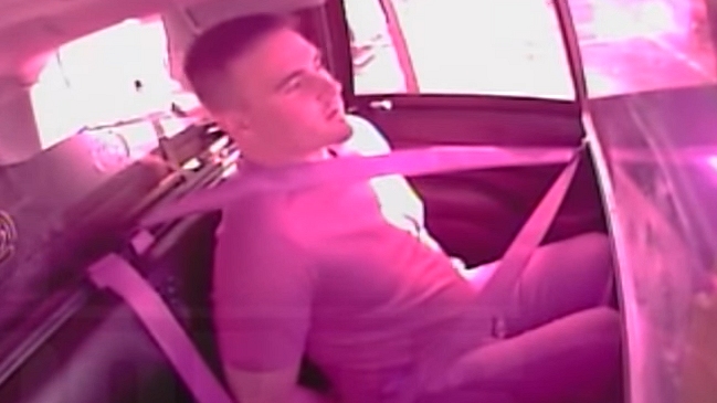 Medio dio a conocer imágenes y audios de beisbolista sorprendido masturbándose en su auto