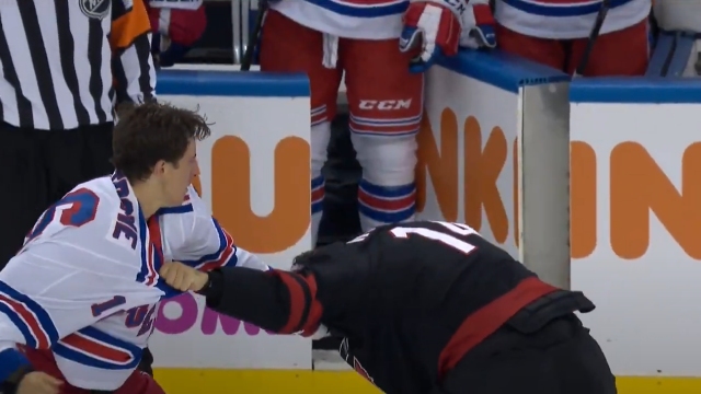 Jugadores de la NHL pelearon a puñetazos durante un partido