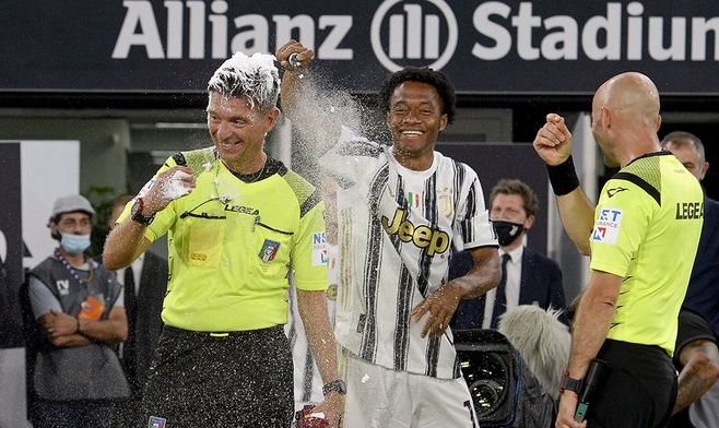 Con pasillo incluido: Arbitro italiano se retiró y tuvo emotiva despedida