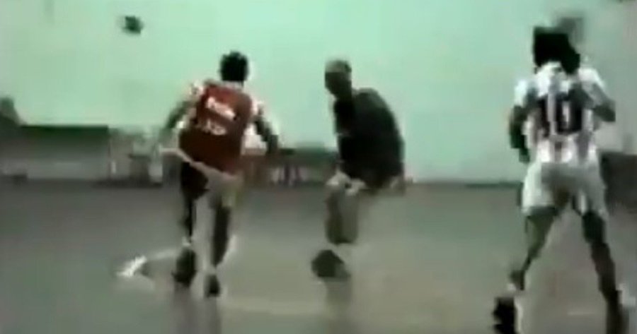 Se viralizó inédito registro del talento de Diego Maradona jugando futsal