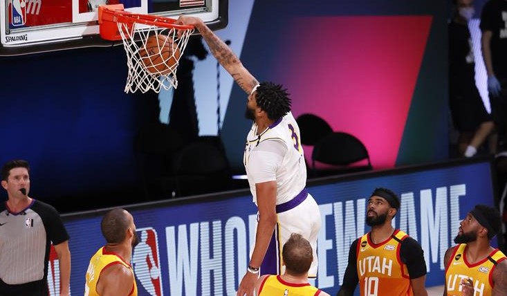 Anthony Davis comandó el triunfo de Los Angeles Lakers ante Utah Jazz en la NBA