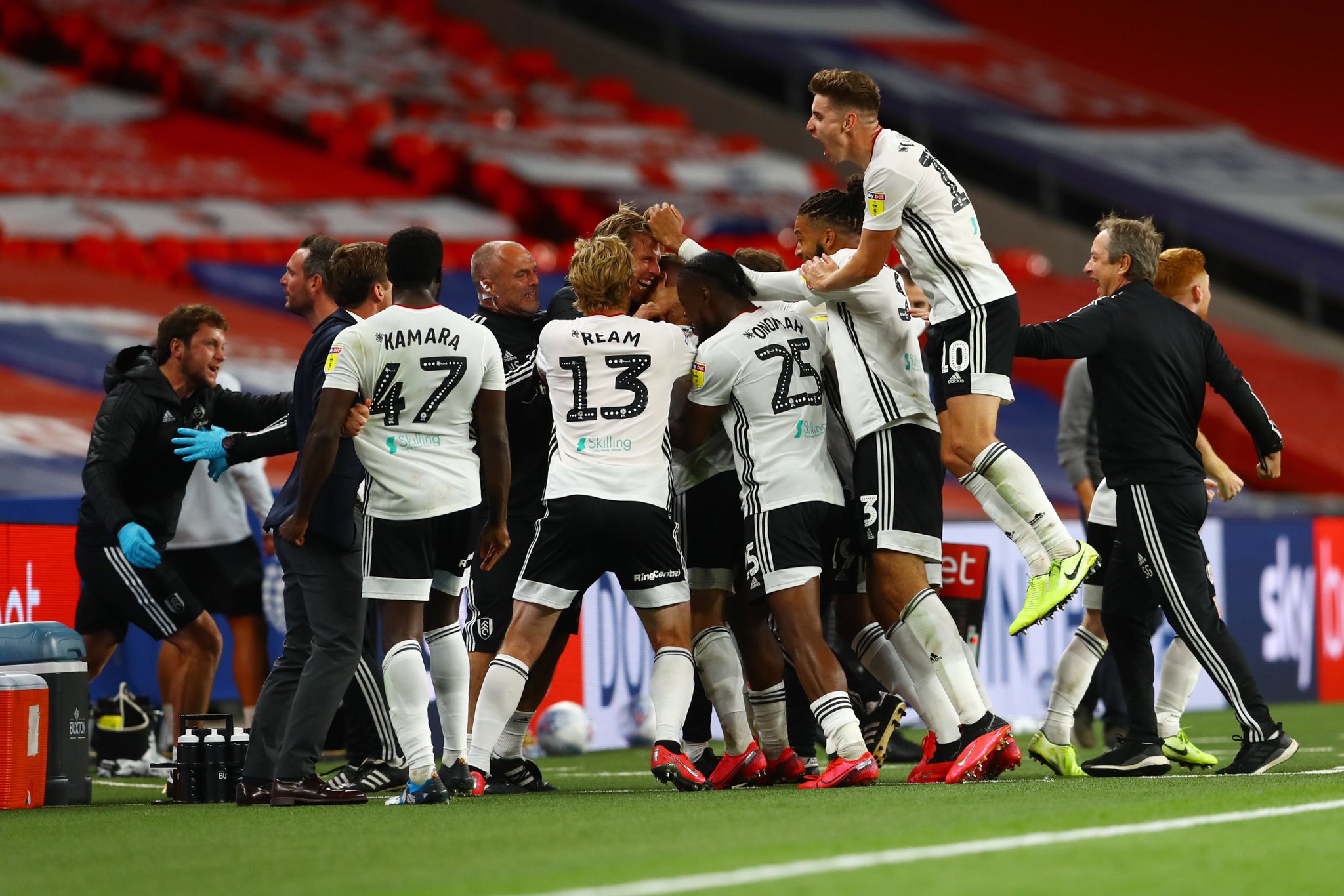 Fulham ascendió a la Premier League tras derrotar en vibrante final de liguilla a Brentford