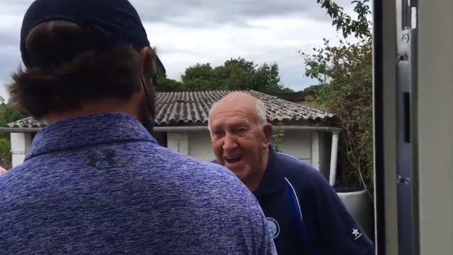 Wycombe Wanderers sorprendió a un hincha de 97 años y le regaló el trofeo de la League One