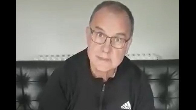 Bielsa envió mensaje de apoyo a conocido sacerdote: Trato de transmitirle energía