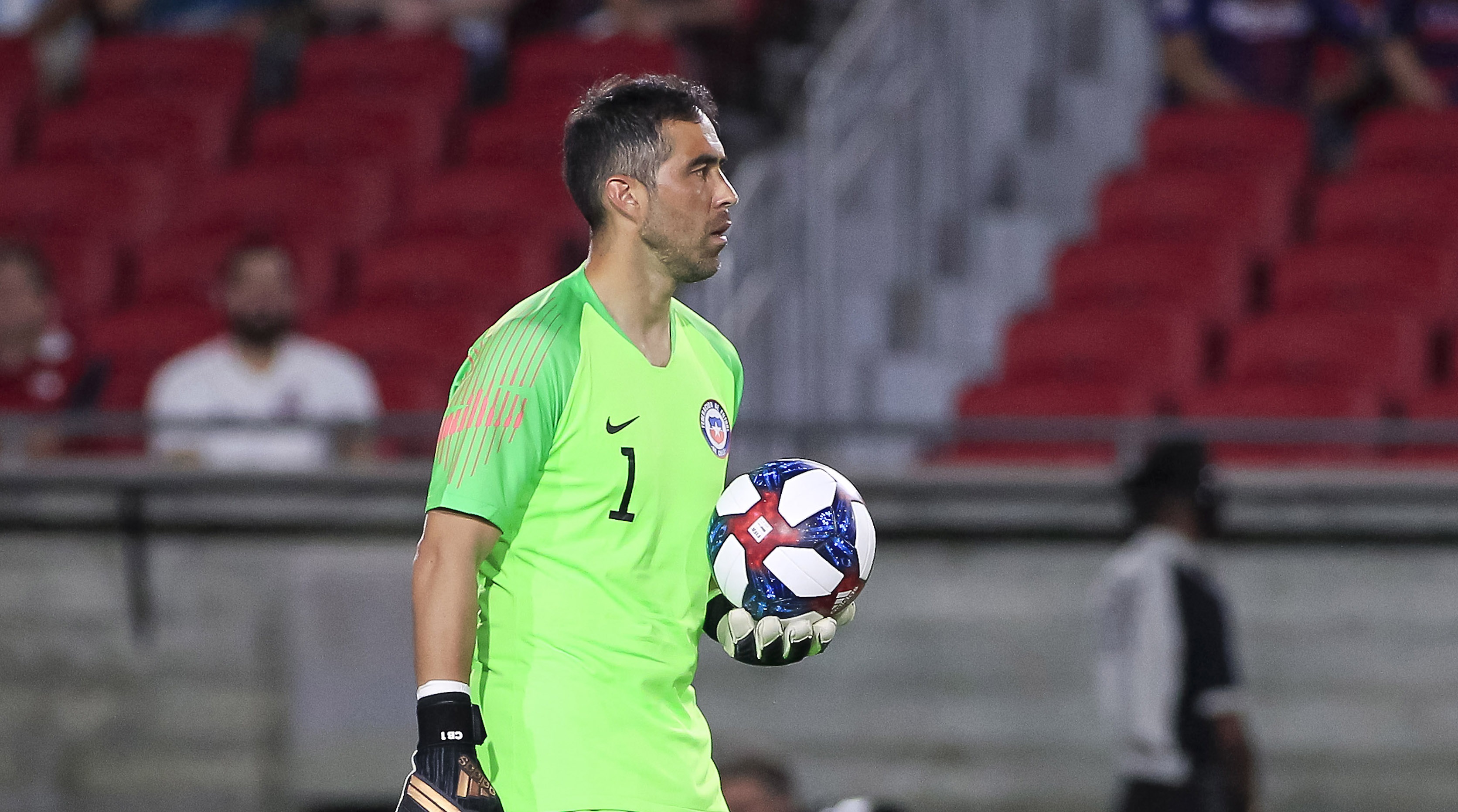 Claudio Bravo: Si mueven las Clasificatorias a Europa, la competencia perderá mucho