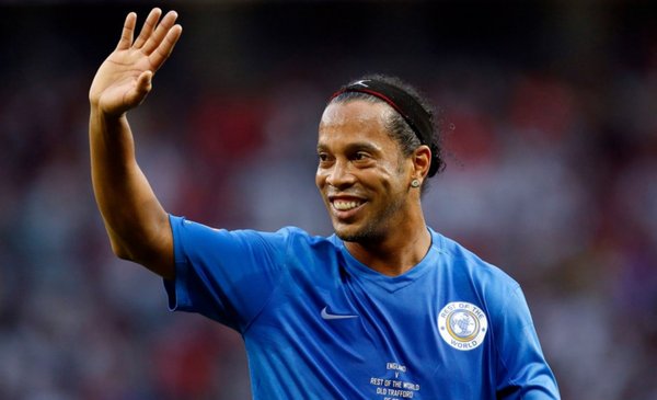 ¿Ronaldinho reforzará a Gimnasia de Diego Maradona?