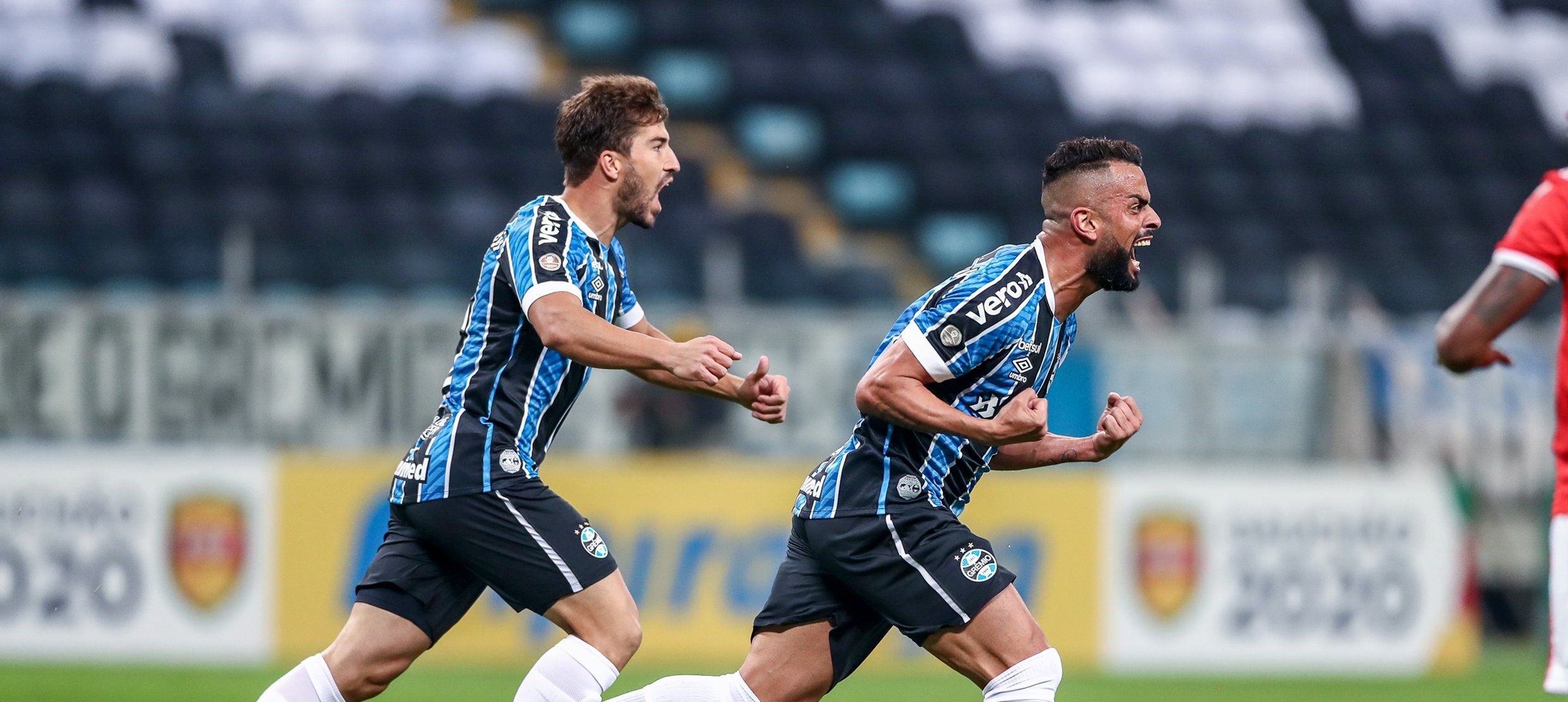 Gremio derrotó a Inter en acalorado clásico de Porto Alegre y ganó el Campeonato Gaucho