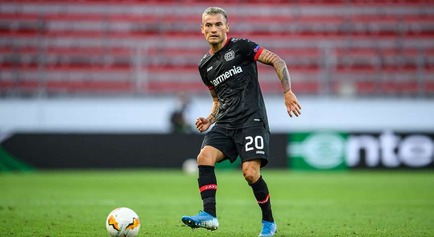 Charles Aránguiz fue titular en cerrada victoria del Leverkusen ante Rangers en la Europa League