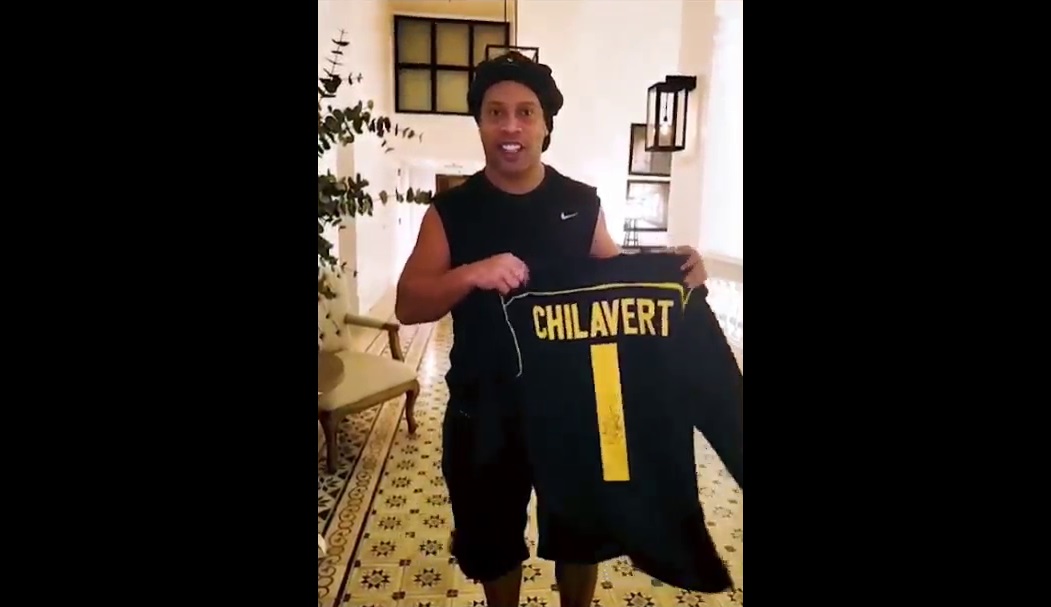 José Luis Chilavert envió una camiseta de regalo a Ronaldinho