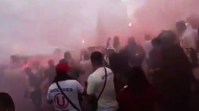 Polémica en Perú por aglomeración de hinchas de Universitario en la previa al retorno del fútbol