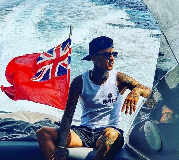 Disfrutando la vida: Asi pasa las vacaciones Erick Pulgar en Ibiza