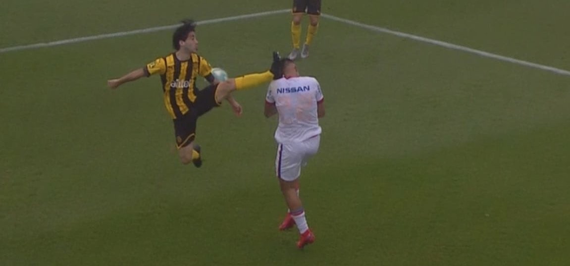 Con patada voladora incluida: El fútbol uruguayo volvió con todo en empate de Nacional y Peñarol