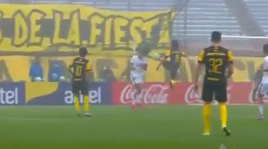 La brutal patada en la cabeza de Matías Britos a un rival en el clásico uruguayo