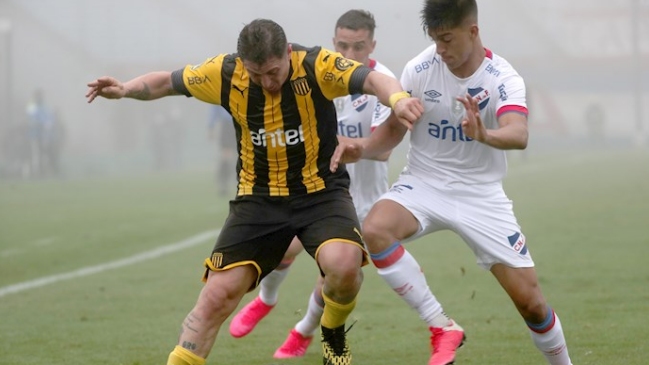 Nacional y Peñarol igualaron bajo una intensa neblina en un nuevo clásico uruguayo
