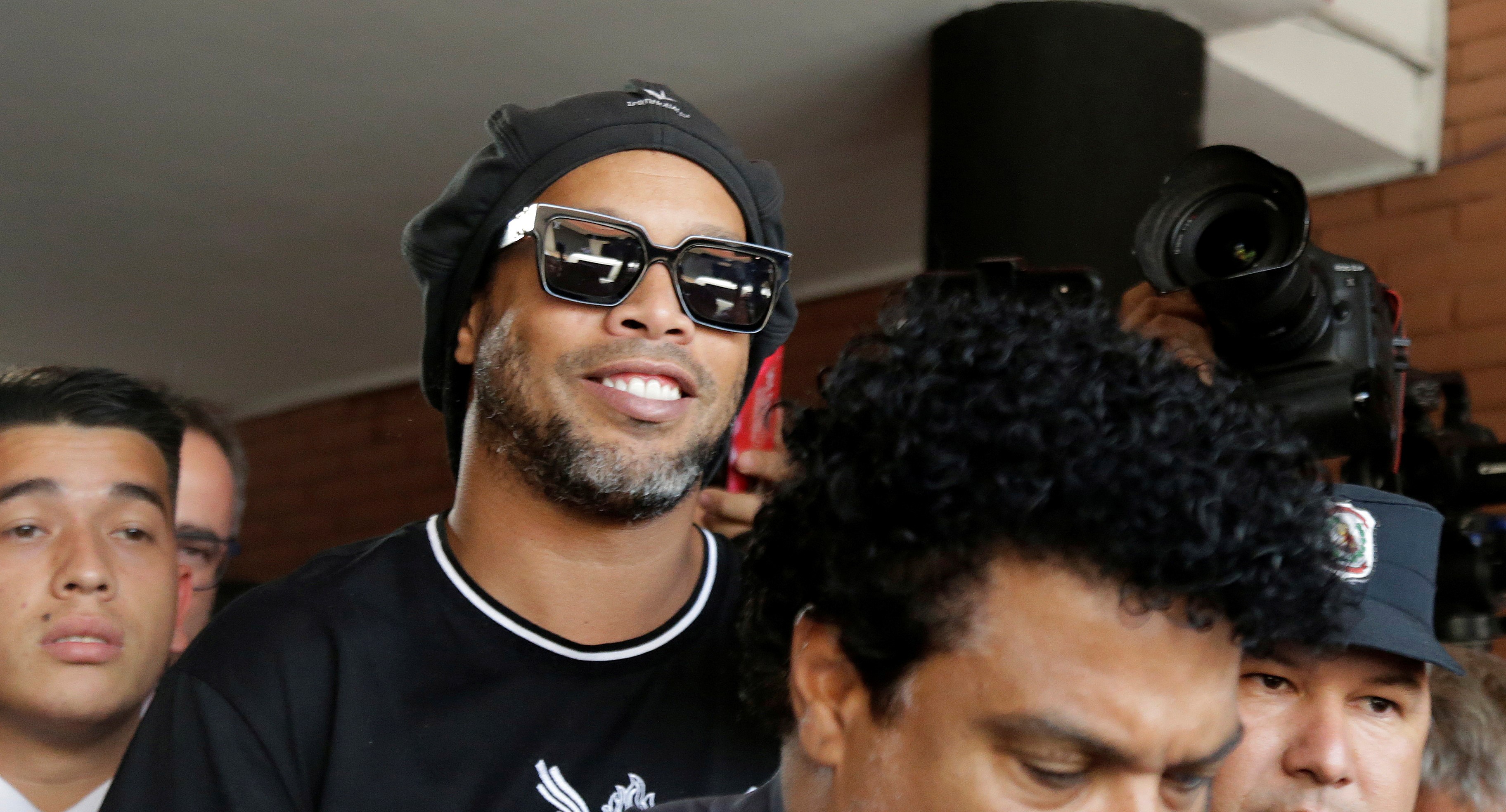Fiestas con modelos: Denunciaron privilegios de Ronaldinho en su arresto domiciliario