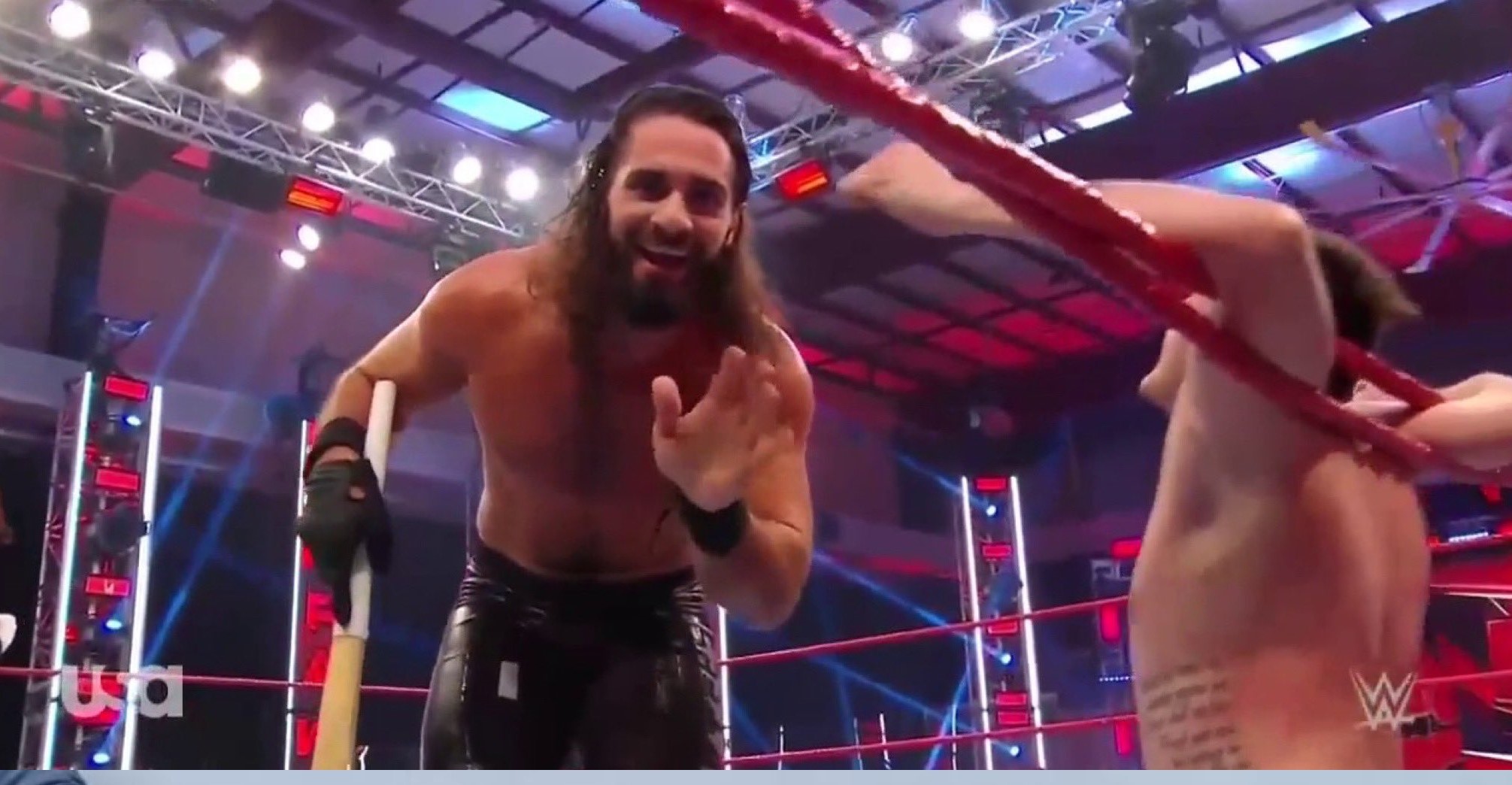 Dominik Mysterio firmó contrato con WWE y Seth Rollins le dio la bienvenida con salvaje paliza