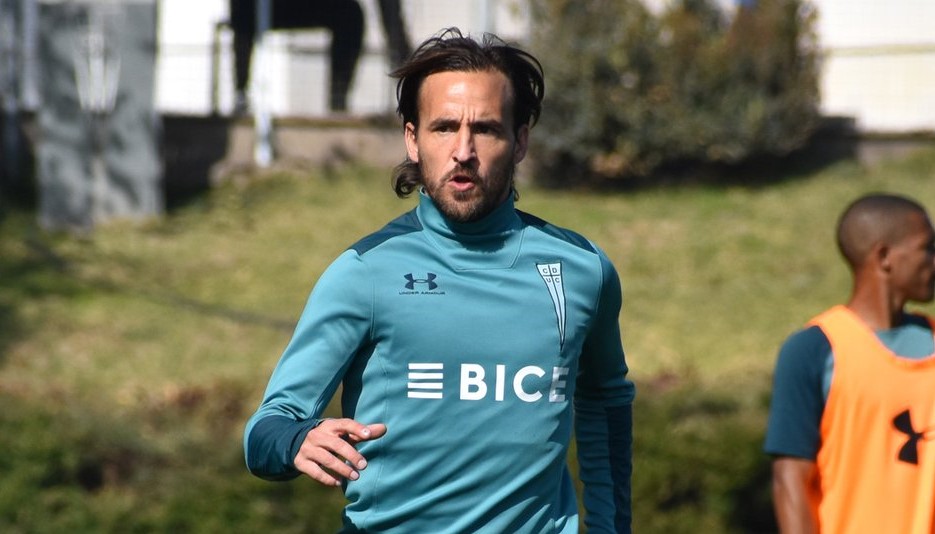 ¡Qué golazo! José Pedro Fuenzalida mostró su clase con gran definición en la práctica de la UC