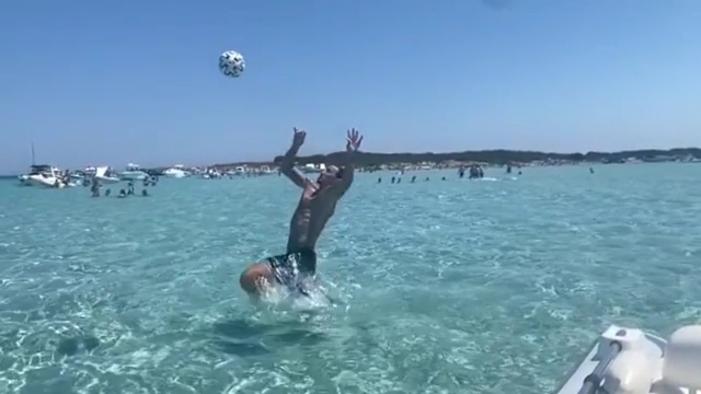 Zlatan se “burló” de Inglaterra con extraordinaria chilena en el agua