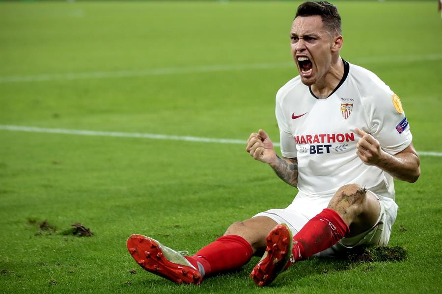 El penal errado por Jiménez y el gol de Ocampos marcaron el triunfo de Sevilla ante Wolves