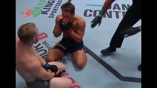 Peleador de la UFC se dislocó el codo en su primera aparición en el octágono