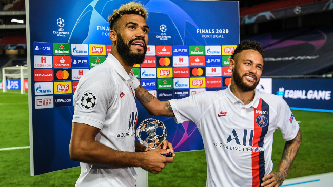 Neymar entregó a Choupo-Moting su premio como mejor jugador del partido contra Atalanta