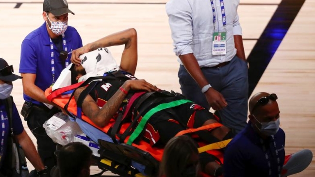 Jugador de Miami Heat debió salir en camilla tras un duro choque con un rival de Indiana Pacers