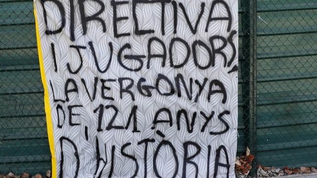 Hinchas colgaron pancartas e insultaron a jugadores de FC Barcelona en Sant Joan Despí