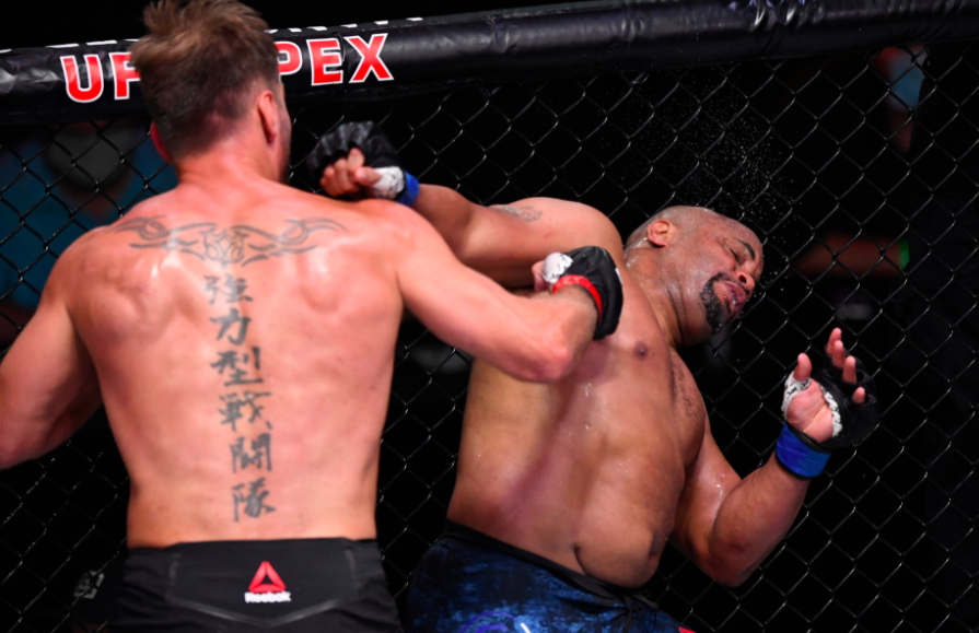 UFC: Las mejores acciones del triunfo de Miocic ante Cormier