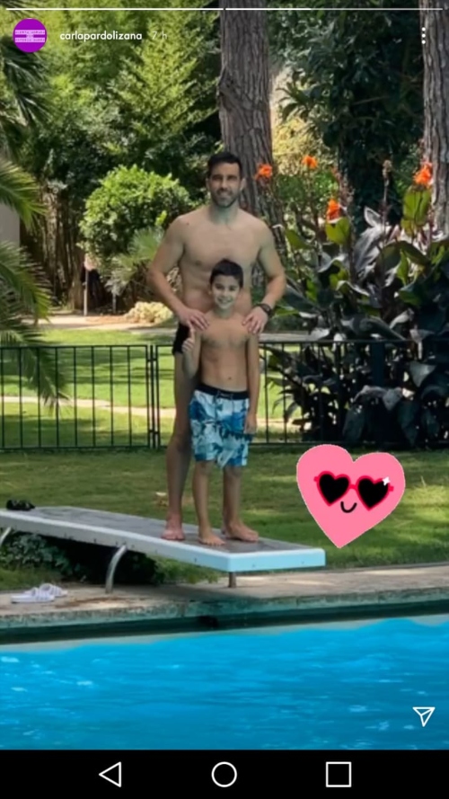 La tierna foto de Claudio Bravo y su hijo en una piscina