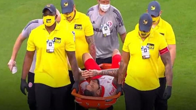 ¡Alarma en Perú! Paolo Guerrero abandonó la cancha en camilla en el partido con Fluminense