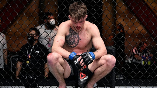 Luchador que le suplicó a su entrenador que tirara la toalla fue desvinculado de la UFC