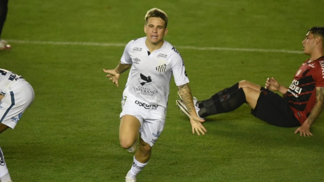 Yeferson Soteldo anotó en la victoria de Santos sobre Athletico Paranaense en el Brasileirao
