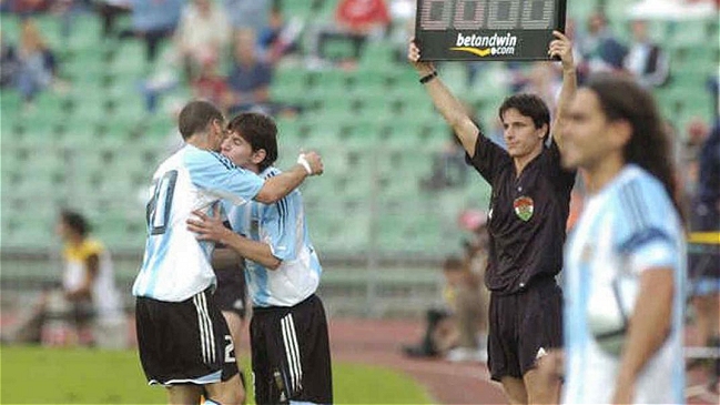 Duró solo 47 segundos: Hace 15 años Messi debutó en la selección argentina y fue expulsado