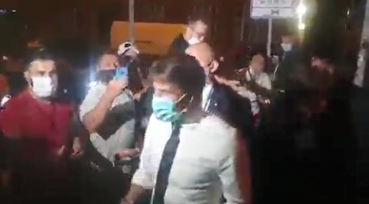Antonio Conte salió a saludar a los hinchas de Inter que llegaron a su hotel de concentración