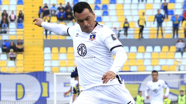 Esteban Paredes se sumó con una camiseta a campaña de Todos por el Deporte y el CSyD Colo Colo