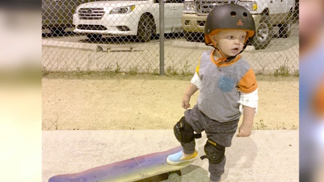 “Tiny Hawk”: El niño de dos años que deslumbra por su habilidad en el skate