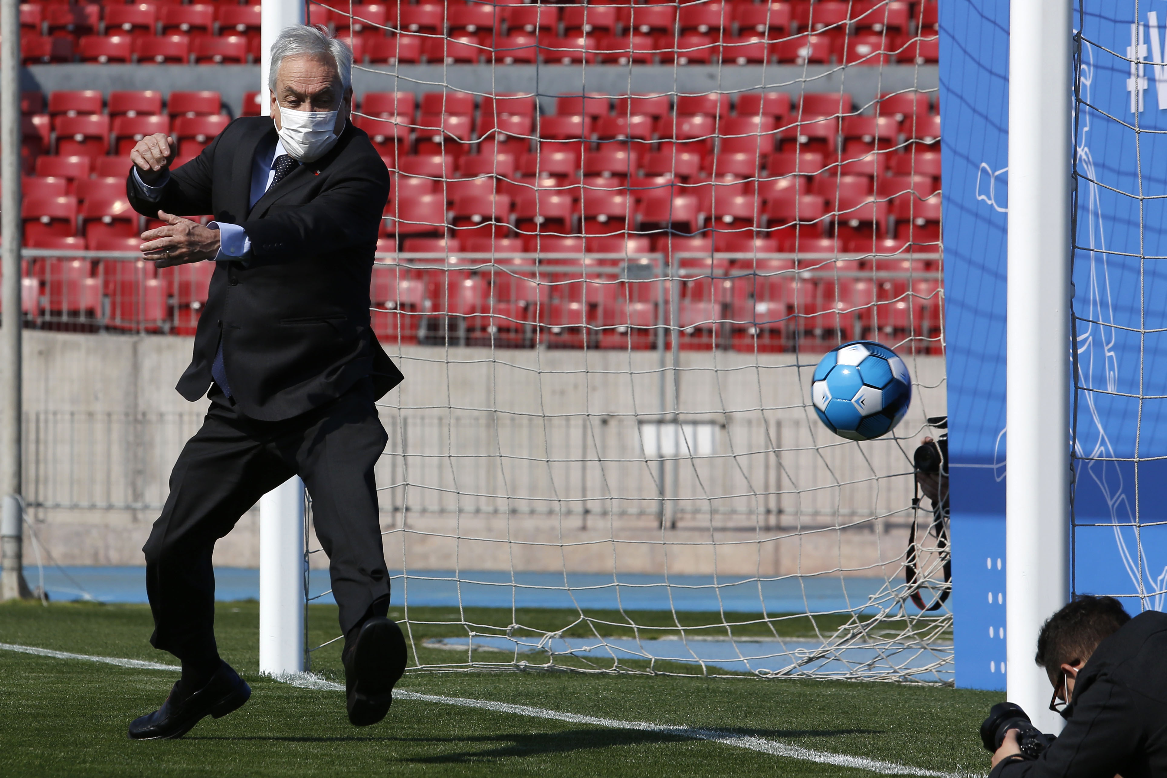 Presidente Piñera protagonizó tanda de penales junto a Paredes y Fuenzalida