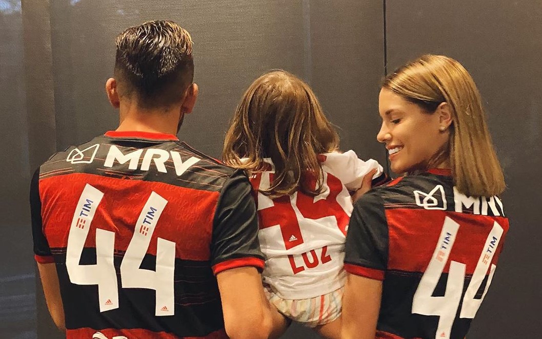 Con el 44 en la espalda: Mauricio Isla exhibió junto a su familia la camiseta que usará en Flamengo