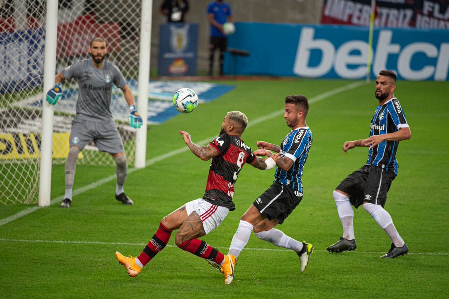 Flamengo rescató un agónico empate ante Gremio en el Brasileirao