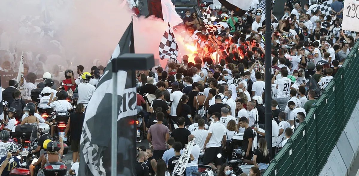 Spezia ascendió por primera vez a la Serie A y sus hinchas enloquecieron afuera del estadio